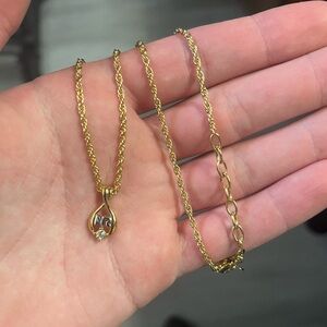 Like New! Vintage Nina Ricci Gold Pendant Necklace
